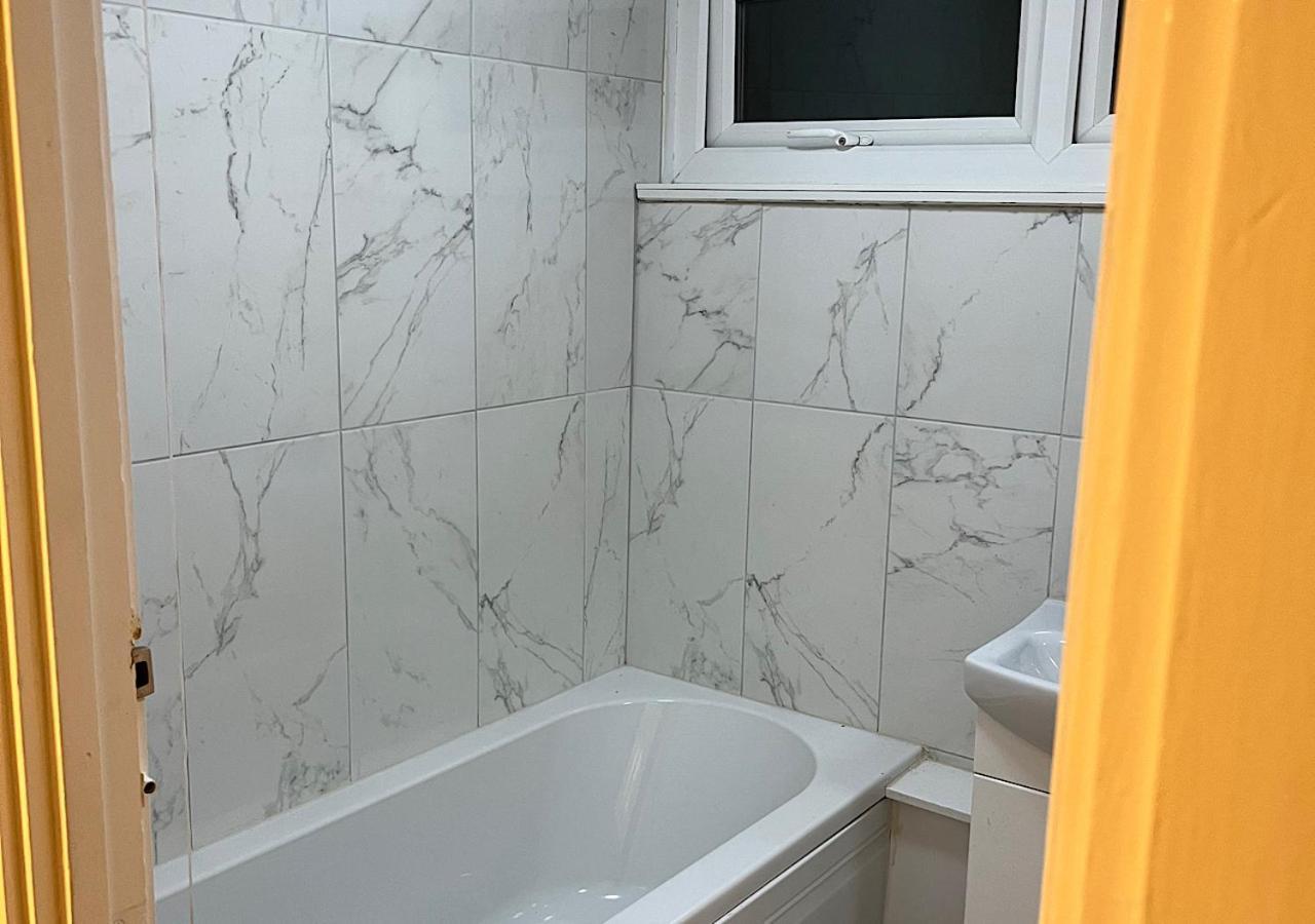 Lovely 2 Bedroom Apartment With Parking Space Londyn Zewnętrze zdjęcie