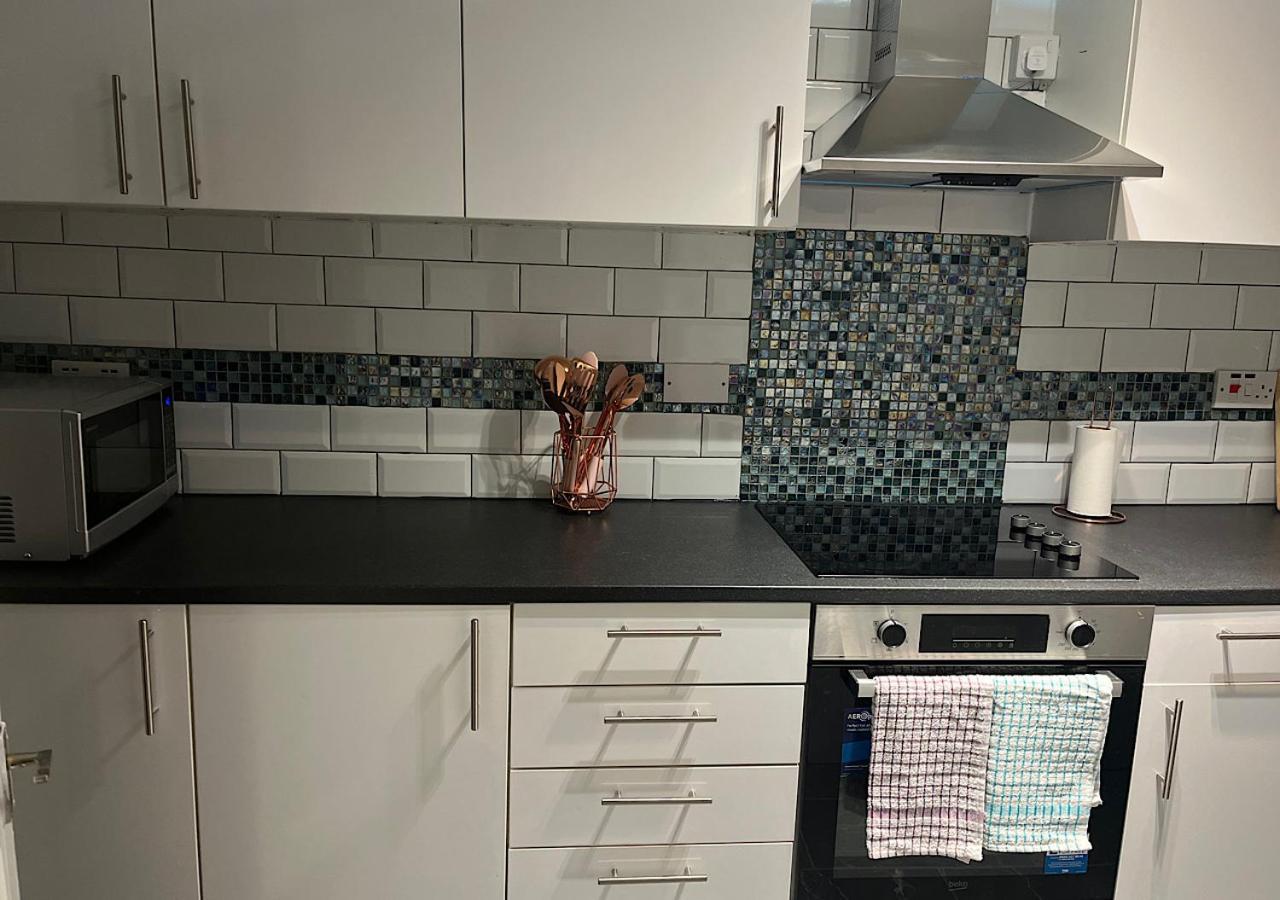 Lovely 2 Bedroom Apartment With Parking Space Londyn Zewnętrze zdjęcie